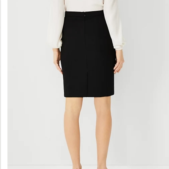 NWT Ann Taylor Seamed Pencil Skirt In Bi-Stretch size 4 - Picture 2 of 6